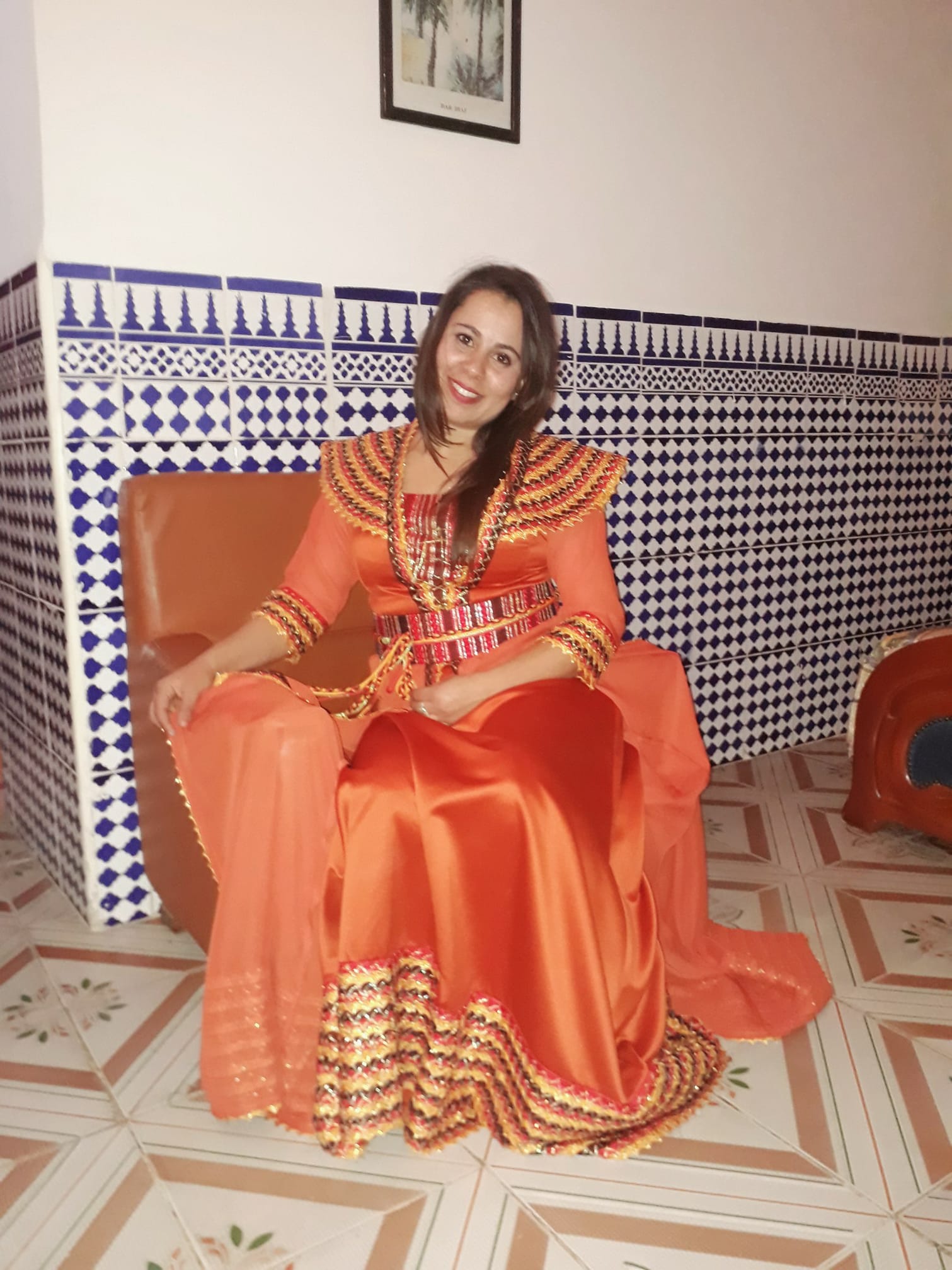 Chanteuse kabyle Lifa Hennad dans la robe traditionelle