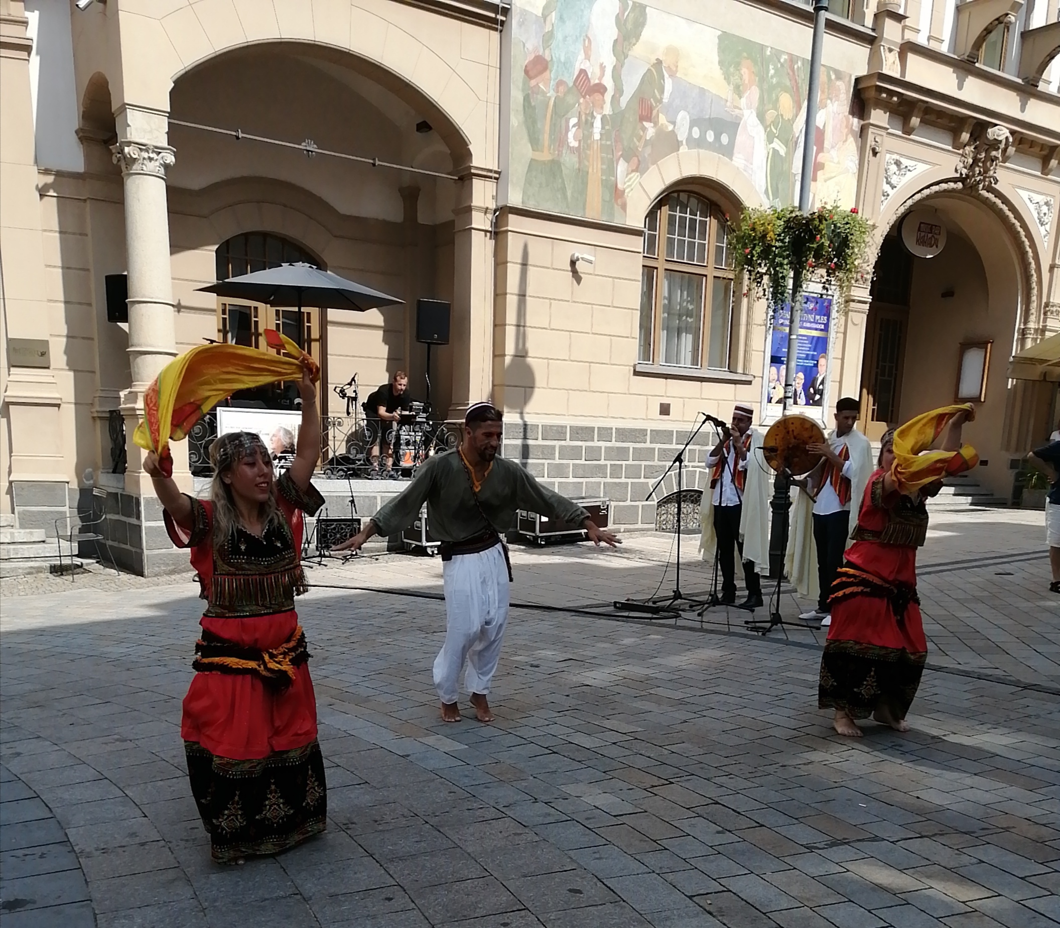 KFF - danse kabyle devant l´hotel Ambasador
