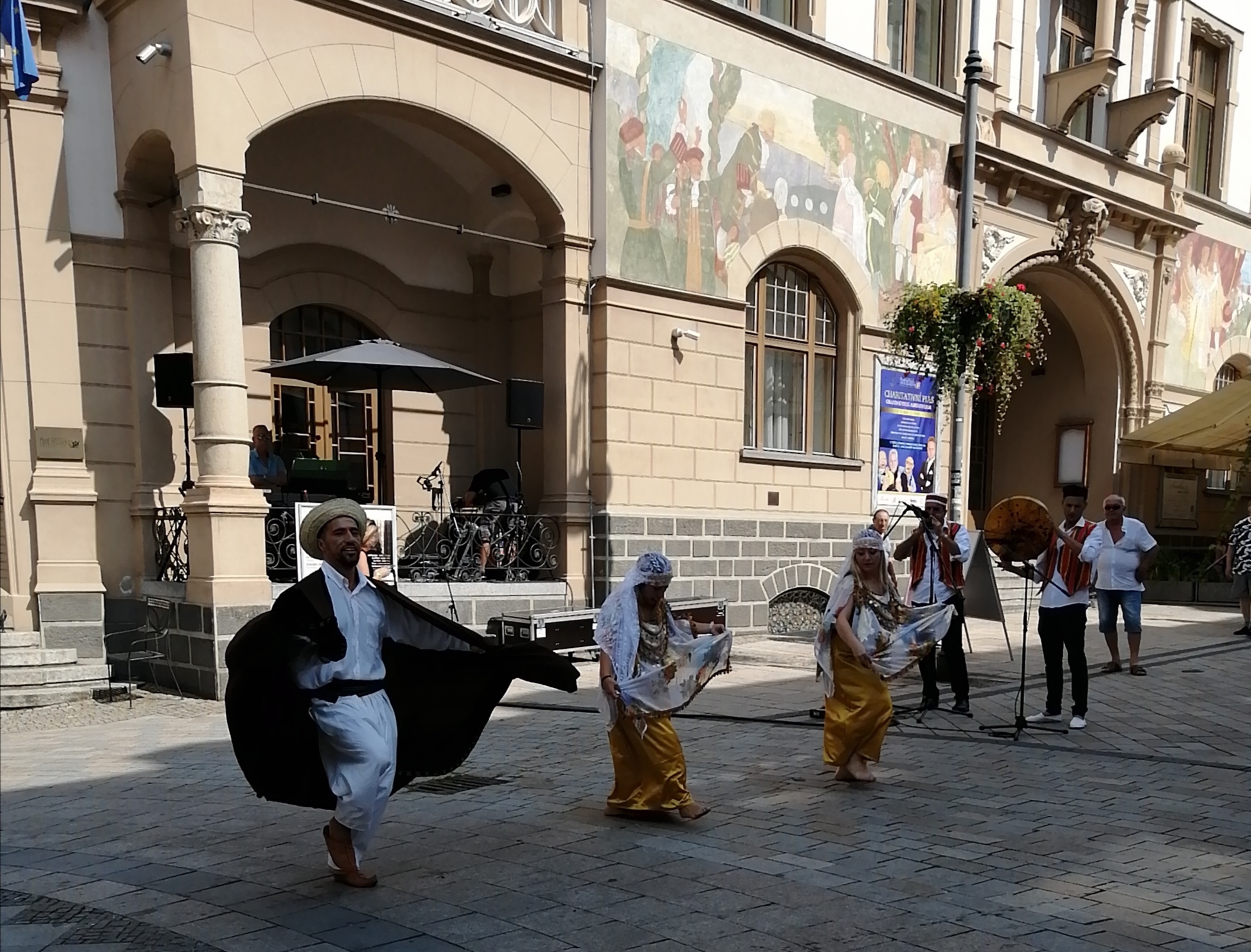 KFF - danse  chaouie devant l´hotel Ambasador