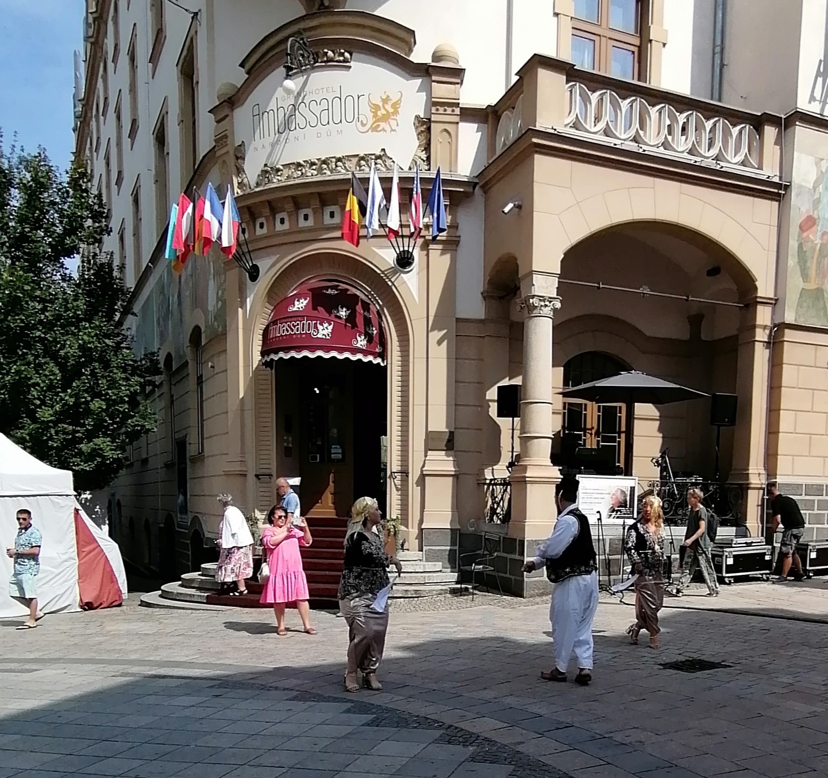 KFF - danse algeroise devant l´hotel Ambassador